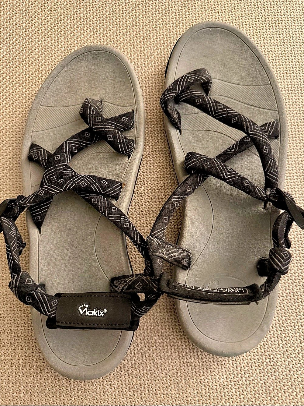 Viakix Strappy Sandals in Gray & Black